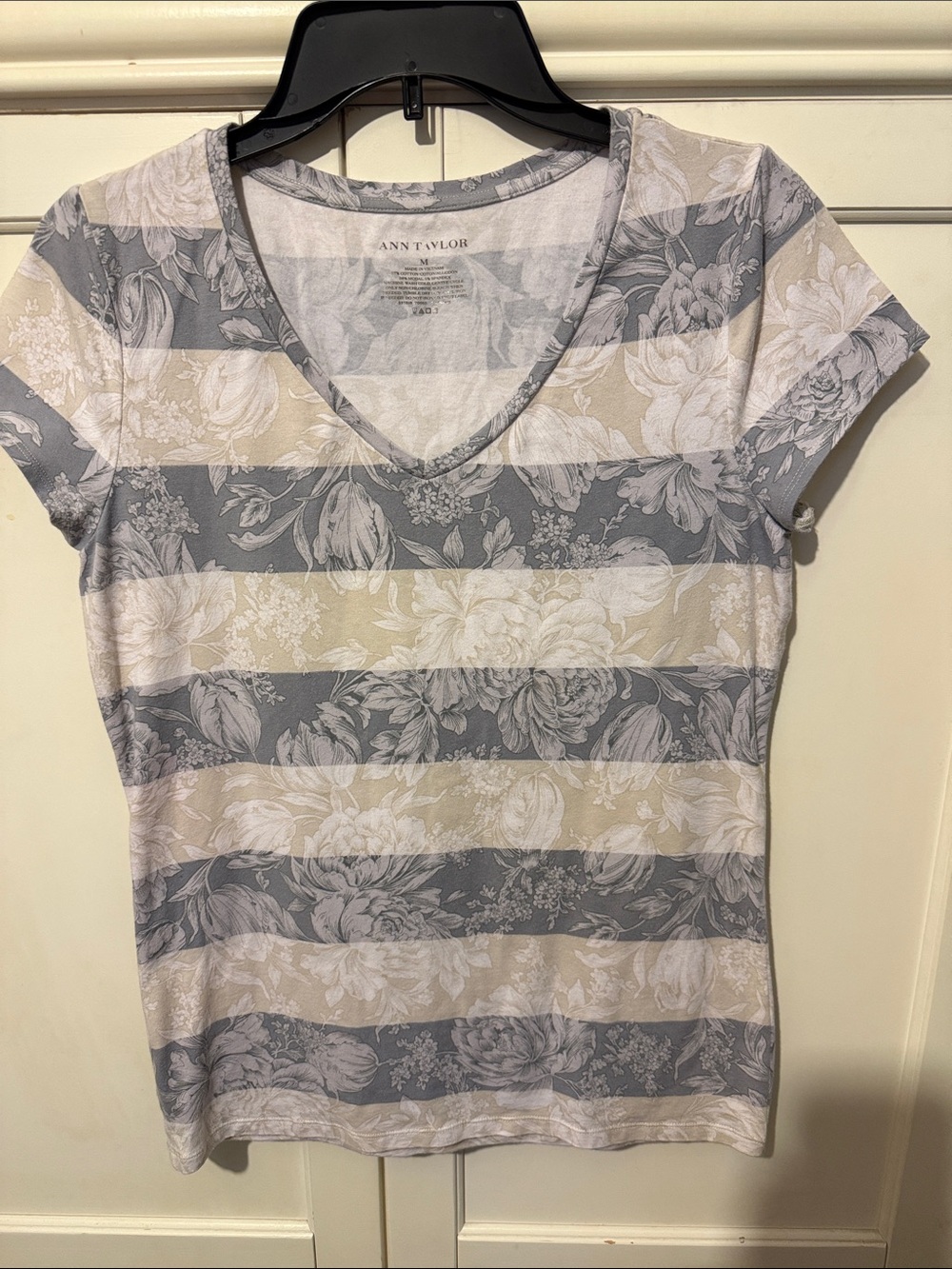 Ann Taylor Striped Floral V-Neck Short Sleeve Tee in Gray and Cream